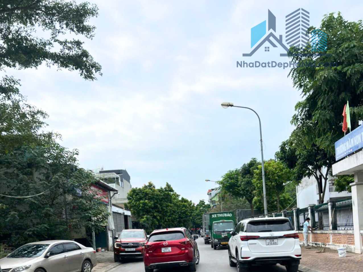 Bán đất biệt thự khu 31ha Trâu Quỳ lô góc ngã tư 297m2